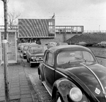856687 Afbeelding van geparkeerde auto's bij het N.S.-station Heemstede-Aerdenhout te Heemstede.